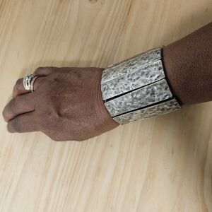 Brutalist Hammered Silver-tone Slat Metal Stretch Bracelet